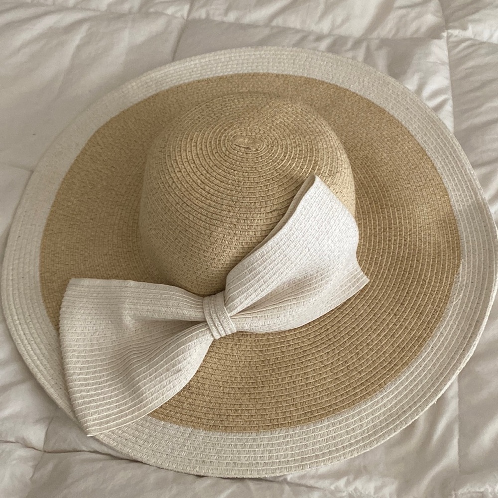 Elegant Tan and White Sun Hat with Bow